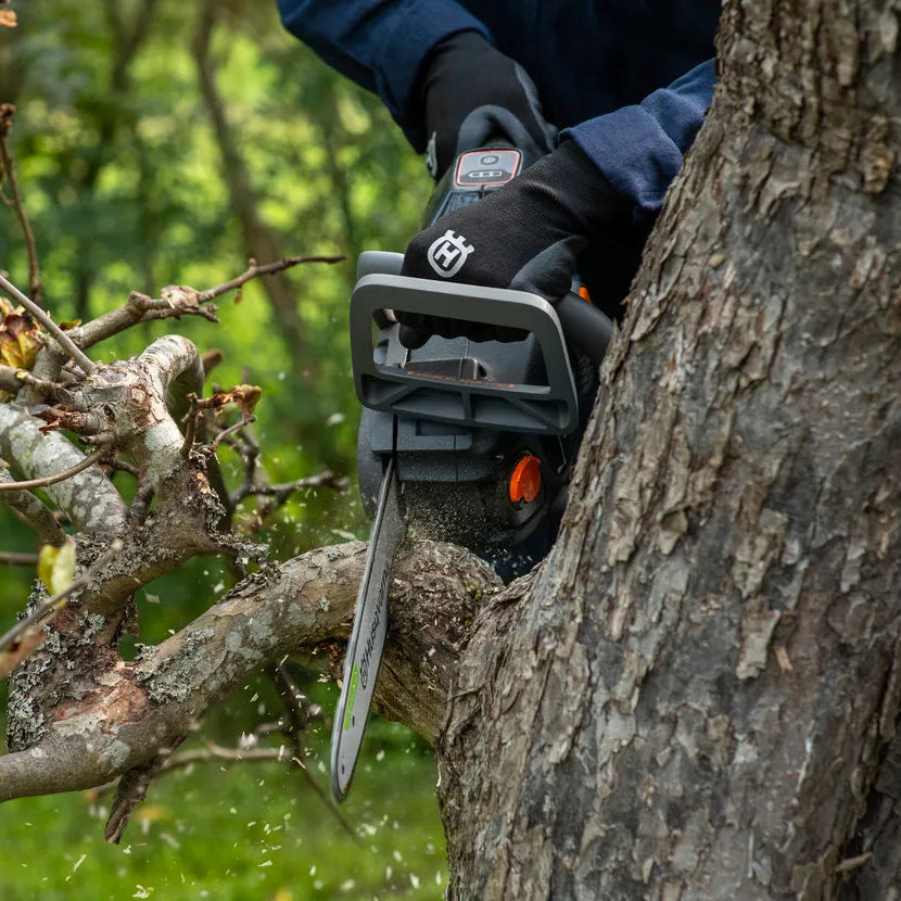 Husqvarna Akku-Motorsäge Aspire C15X-P4A Einzelgerät - 25 cm in Aktion