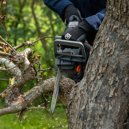 Husqvarna Akku-Motorsäge Aspire C15X-P4A mit Akku und Ladegerät - 25 cm in Aktion