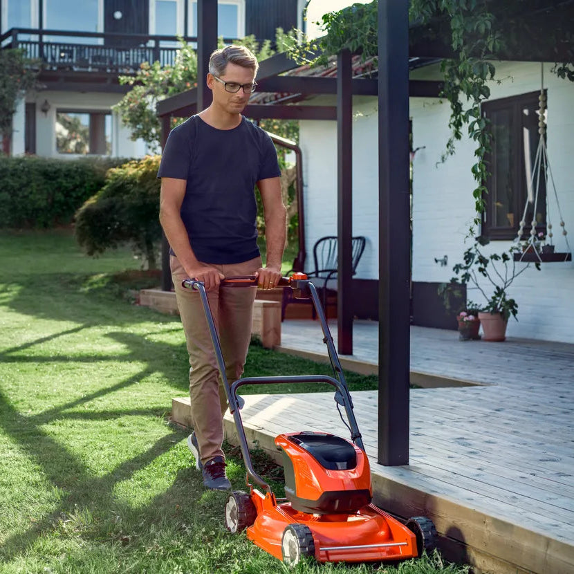 Husqvarna Akku-Rasenmäher LB 146i - 46 cm in Aktion