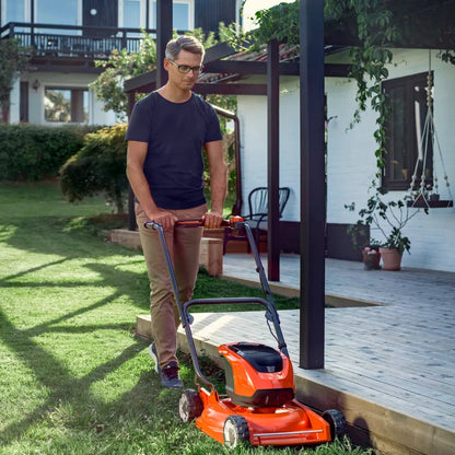Husqvarna Akku-Rasenmäher LB 146i - 46 cm in Aktion