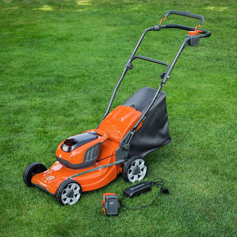 Husqvarna Akku-Rasenmäher LC 137i inkl. Akku und Ladegerät in Aktion 