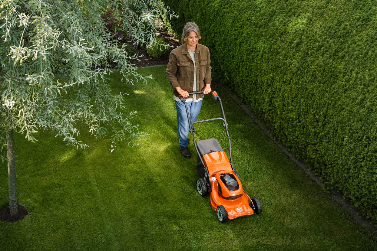 Husqvarna Akku-Rasenmäher LC 137i inkl. Akku und Ladegerät in Aktion 