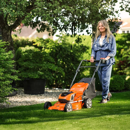 Husqvarna Akku-Rasenmäher LC 142iS inkl. Akku & Ladegerät in Aktion