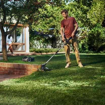 Husqvarna Akku-Trimmer Aspire T28-P4A mit Akku und Ladegerät in Aktion