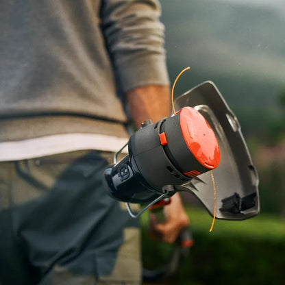 Husqvarna Akku-Trimmer Aspire T28-P4A mit Akku und Ladegerät in Aktion 