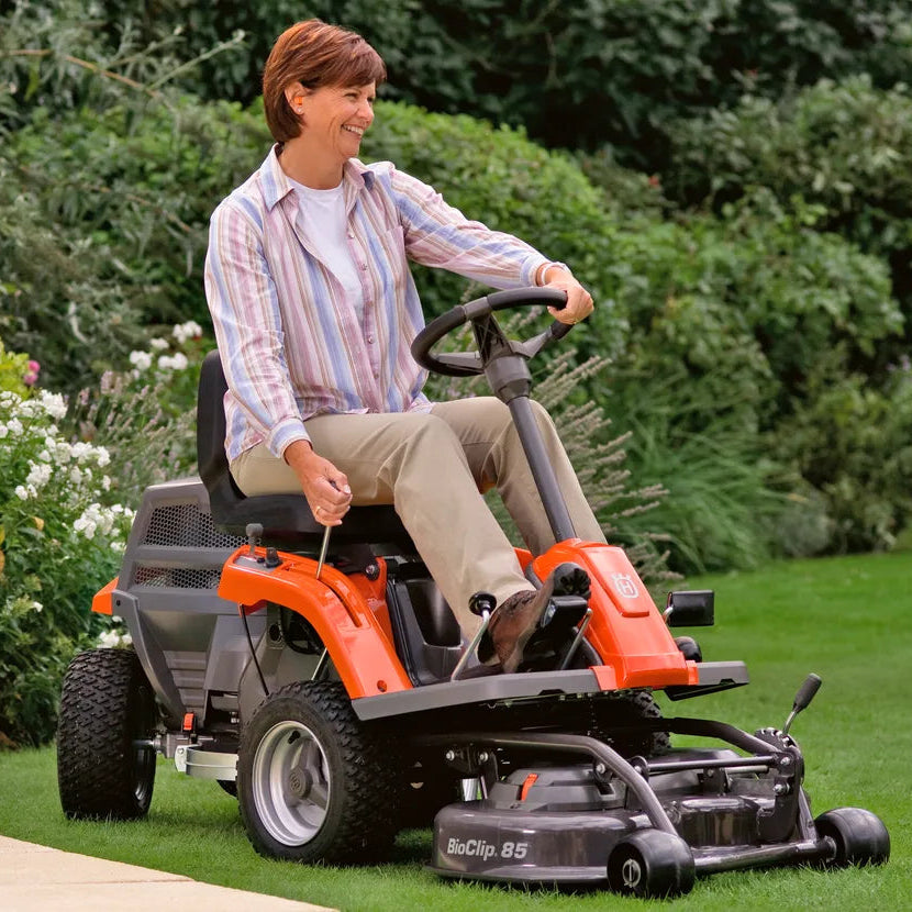 Husqvarna Benzin-Aufsitzfrontmäher R 112C in Aktion
