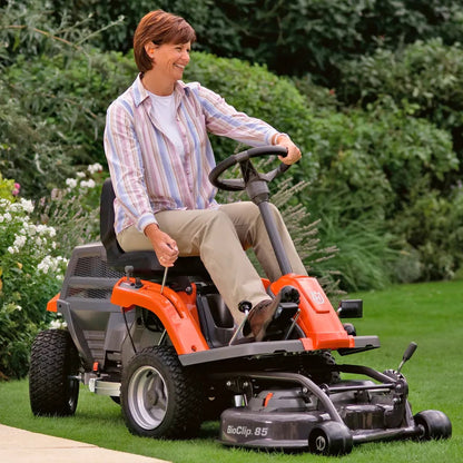 Husqvarna Benzin-Aufsitzfrontmäher R 112C in Aktion