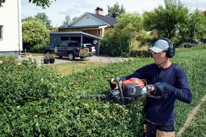 Husqvarna Benzin-Heckenschere 322HD60 - 60 cm in Aktion 