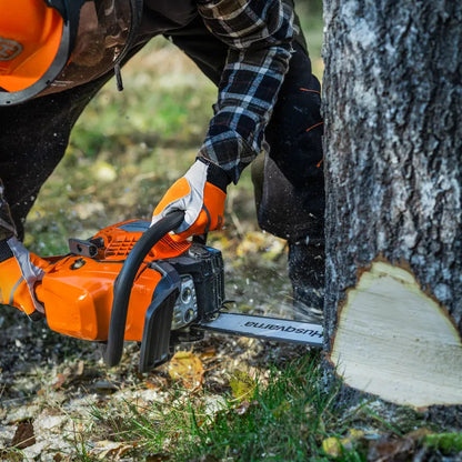 Husqvarna Benzin-Kettensäge 445S - 38 cm in Aktion bei Baumfällen