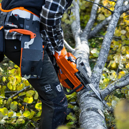 Husqvarna Benzin-Kettensäge 445S - 38 cm in Aktion beim Zersägen eines Baumstamms