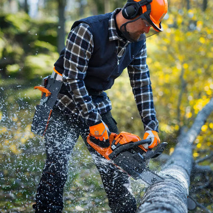 Husqvarna Benzin-Kettensäge 445S - 38 cm in Aktion beim Zersägen eines Baumstamms