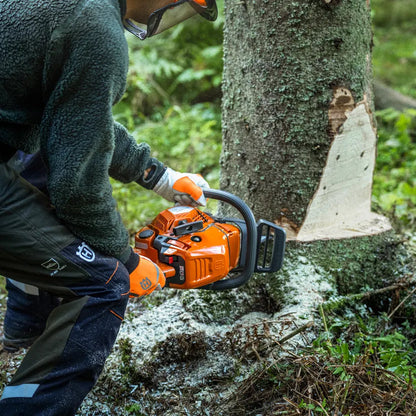 Husqvarna Benzin-Kettensäge 450X - 38 cm in Aktion