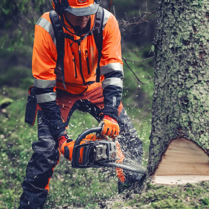 Husqvarna Benzin-Kettensäge 564 XP® G Fuel Inject - 50 cm in Aktion