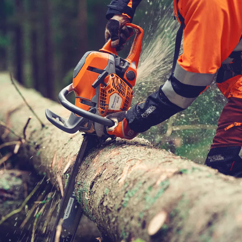 Husqvarna Benzin-Kettensäge 564 XP® G Fuel Inject - 50 cm in Aktion