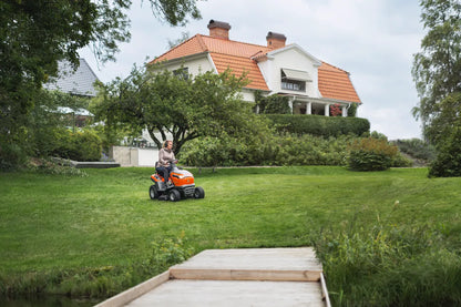 Husqvarna Benzin-Rasentraktor TS 112 - 95 cm in Aktion
