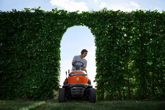 Husqvarna Benzin-Rasentraktor TS 112 - 95 cm in Aktion