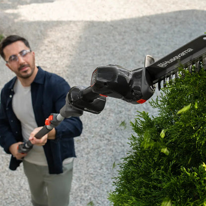 Husqvarna Gras- und Strauchschere Aspire S20-P4A + Verlängerung-P4A mit Akku und Ladegerät in Aktion