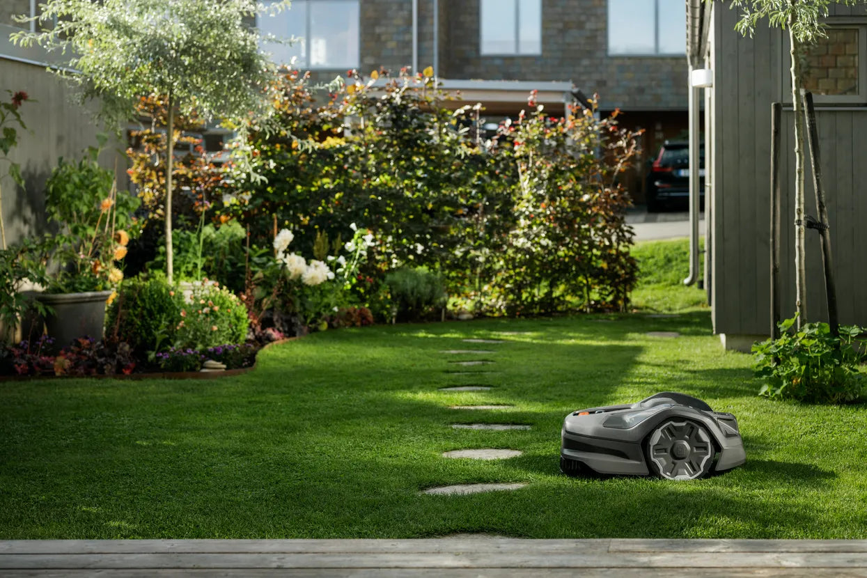 Husqvarna Automower® 305E NERA Rasenmähroboter – Schnittbreite 22 cm in Aktion