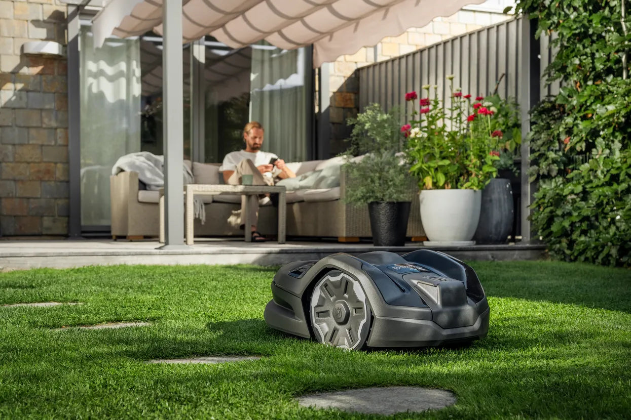 Husqvarna Automower® 305E NERA Rasenmähroboter – Schnittbreite 22 cm in Aktion
