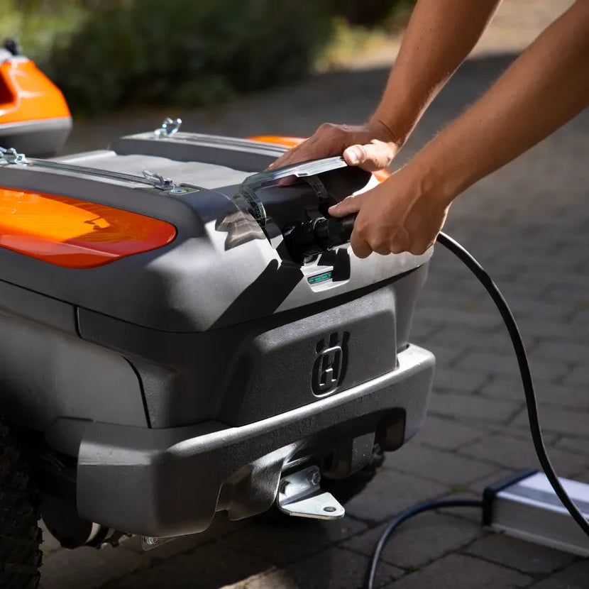 Husqvarna Netzteil PS900C für Aufsitzmäher‑Lader in Aktion
