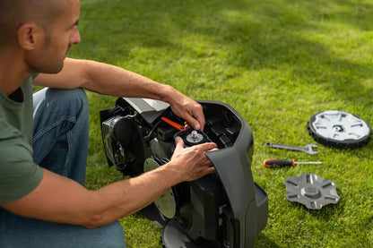 Husqvarna Radreiniger Automower® - Zubehör für Mähroboter in Aktion