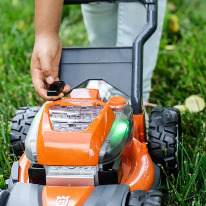 Husqvarna Spielzeug-Rasenmäher in Aktion