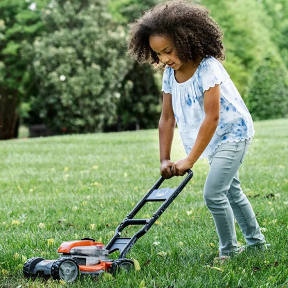 Husqvarna Spielzeug-Rasenmäher in Aktion