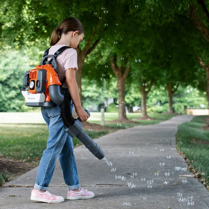 Husqvarna Spielzeug-Rucksack-Seifenblasenbläser 345BT in Aktion
