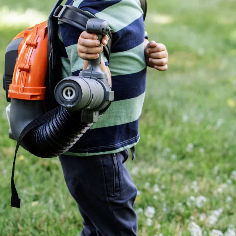 Husqvarna Spielzeug-Rucksack-Seifenblasenbläser 345BT in Aktion