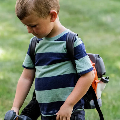 Husqvarna Spielzeug-Rucksack-Seifenblasenbläser 345BT in Aktion