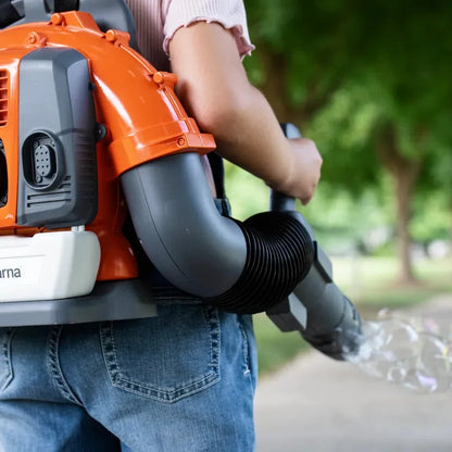 Husqvarna Spielzeug-Rucksack-Seifenblasenbläser 345BT in Aktion