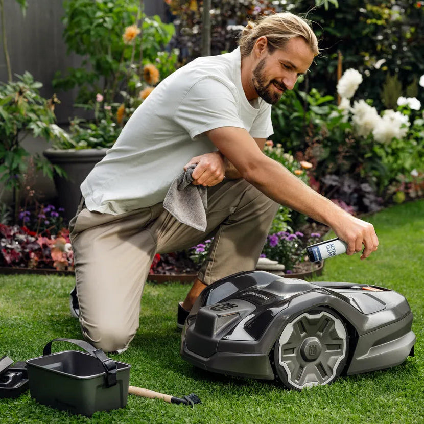 Husqvarna Wartungs- und Reinigungsset für Automower in Aktion