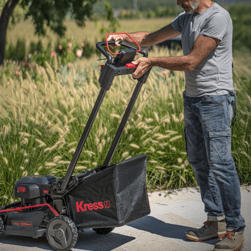 Kress Akku-Rasenmäher KG757E.9 46 cm mit Radantrieb in Aktion 