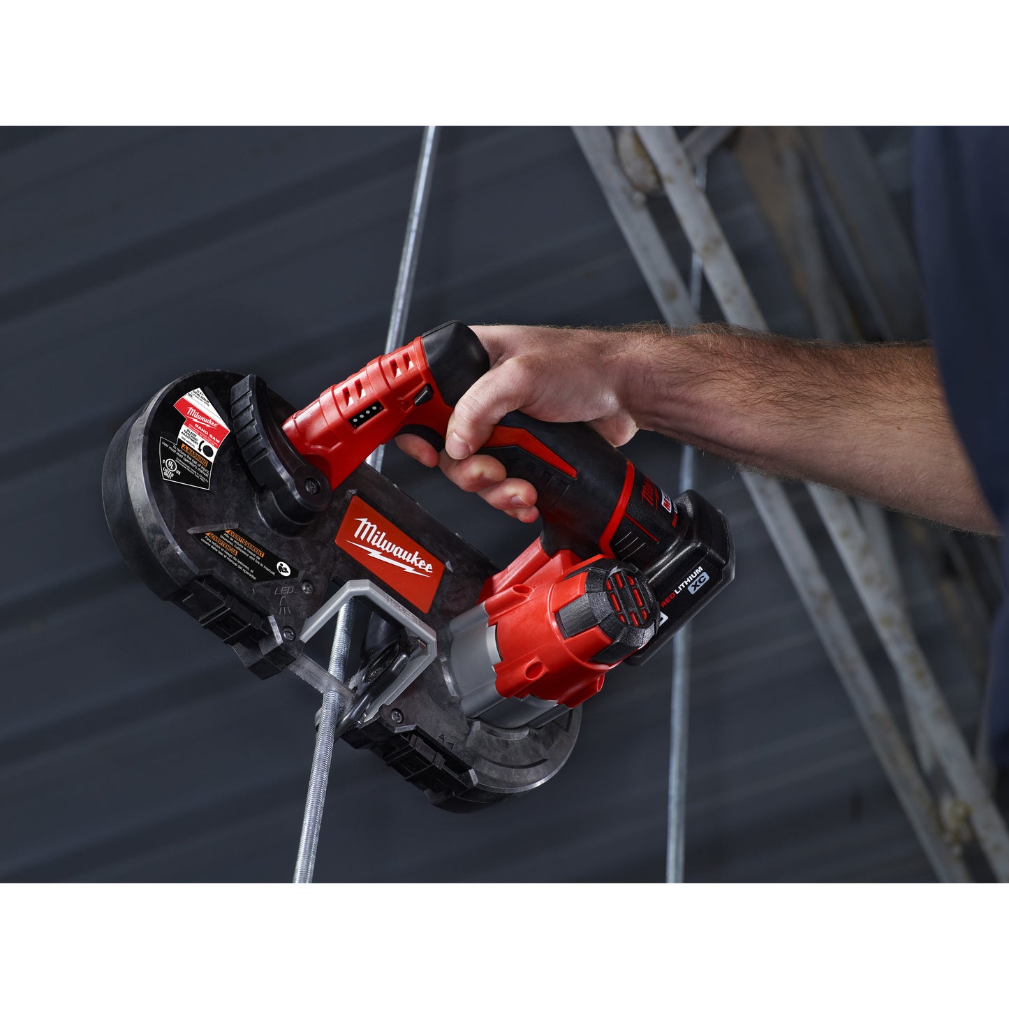 Milwaukee Akku-Bandsäge M12 BS-0 in Aktion