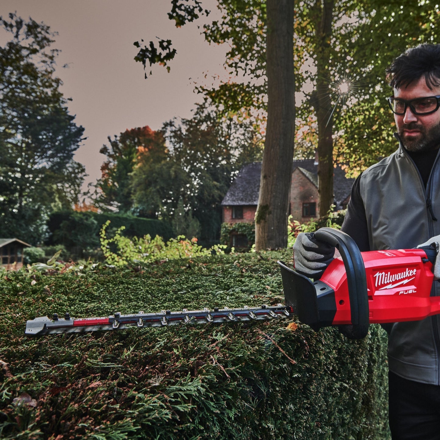 Milwaukee Akku-Heckenschere M18™ FUEL™ - 45 cm in Aktion