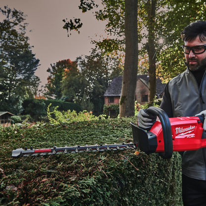 Milwaukee Akku-Heckenschere M18™ FUEL™ - 45 cm in Aktion