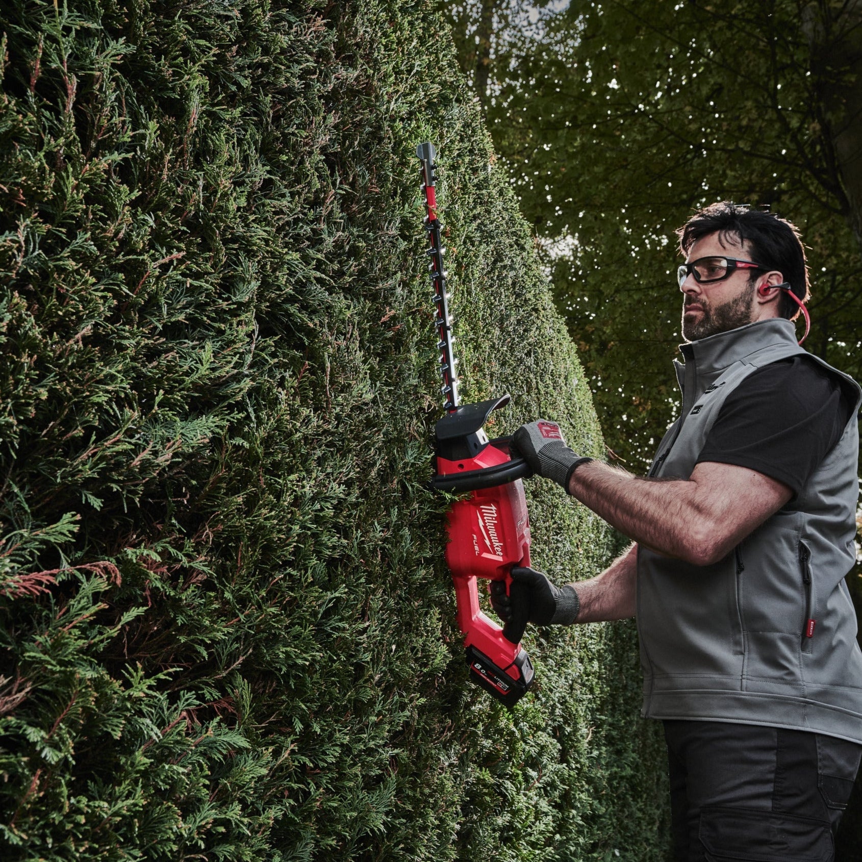 Milwaukee Akku-Heckenschere M18™ FUEL™ - 45 cm in Aktion 2