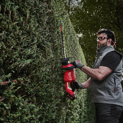 Milwaukee Akku-Heckenschere M18™ FUEL™ - 45 cm in Aktion 2