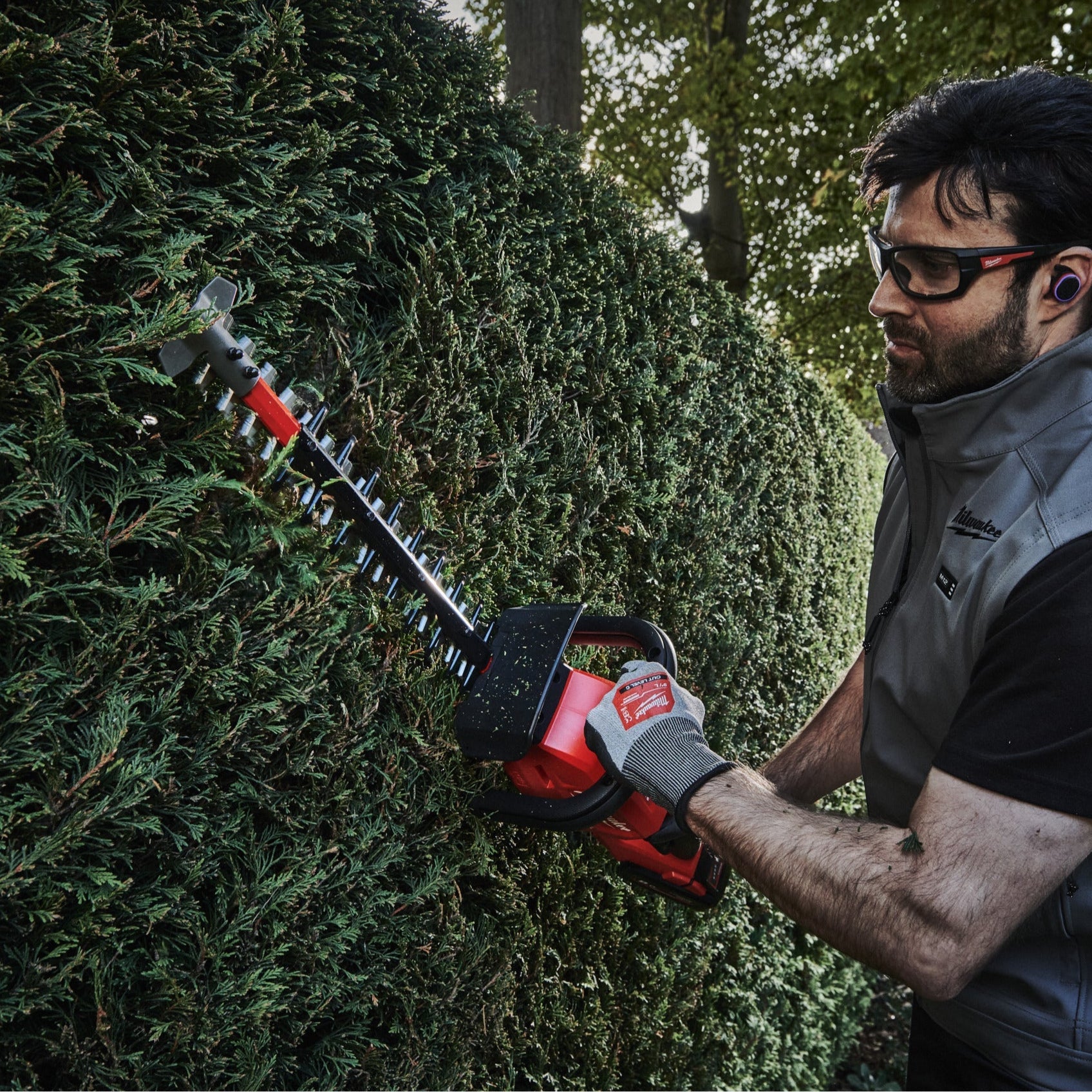 Milwaukee Akku-Heckenschere M18™ FUEL™ - 45 cm in Aktion 3