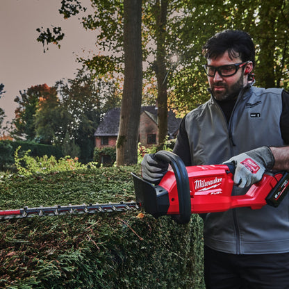 Milwaukee Akku-Heckenschere M18™ FUEL™ - 60 cm in Aktion