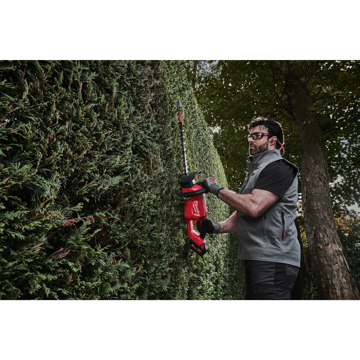 Milwaukee Akku-Heckenschere M18™ FUEL™ - 60 cm in Aktion 2