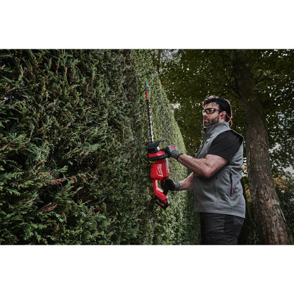 Milwaukee Akku-Heckenschere M18™ FUEL™ - 60 cm in Aktion 2