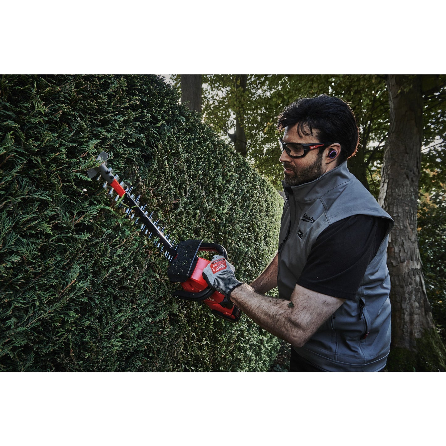 Milwaukee Akku-Heckenschere M18™ FUEL™ - 60 cm in Aktion 3