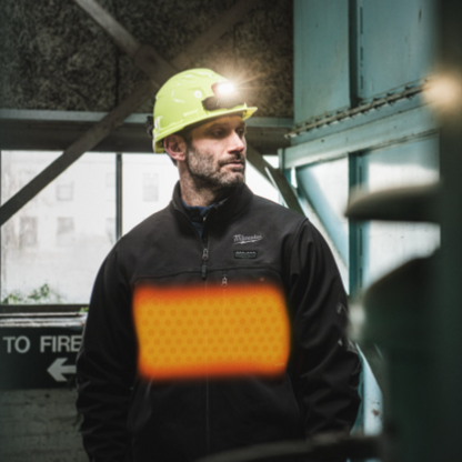 Milwaukee Akku-Heiz-Jacke M12 HJBL6-0 schwarz in Aktion