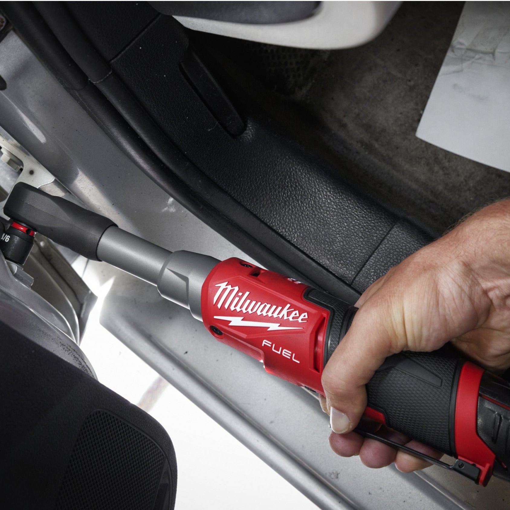 Milwaukee Akku-Hochgeschwindigkeitsratsche M12 FUEL ¼" lang in Aktion
