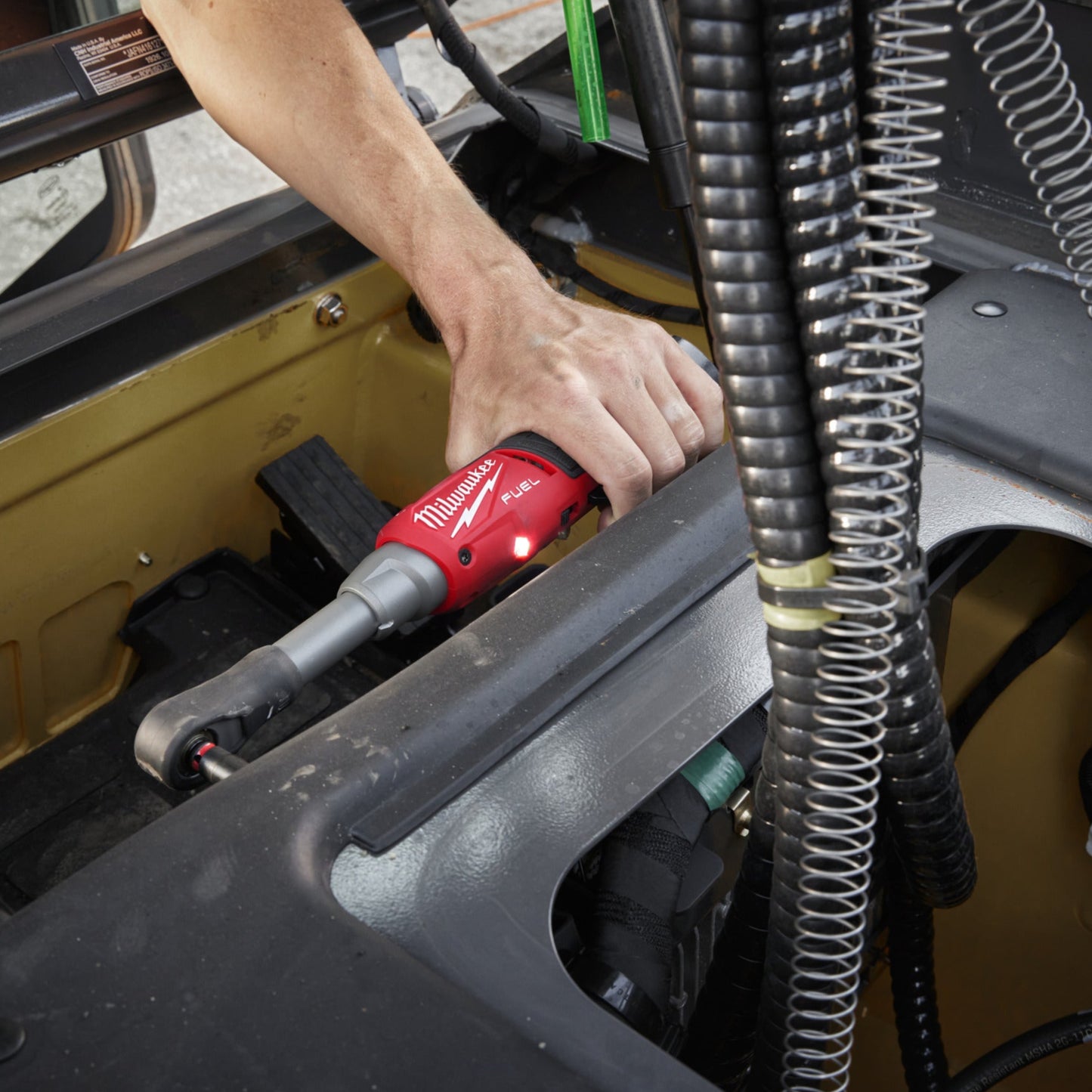 Milwaukee Akku-Hochgeschwindigkeitsratsche M12 FUEL ¼" lang in Aktion