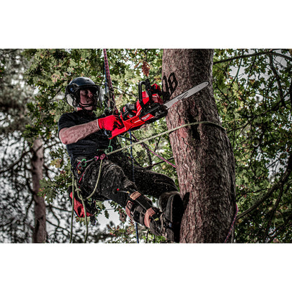 Milwaukee Akku-Kettensäge M18™ FUEL™ - 40 cm in Aktion 3