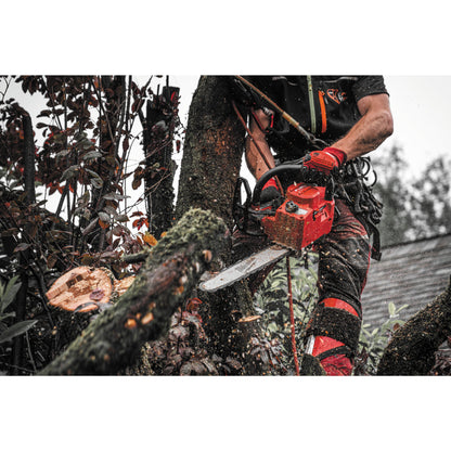Milwaukee Akku-Kettensäge mit Obergriff M18™ FUEL™ - 30 cm in Aktion 4