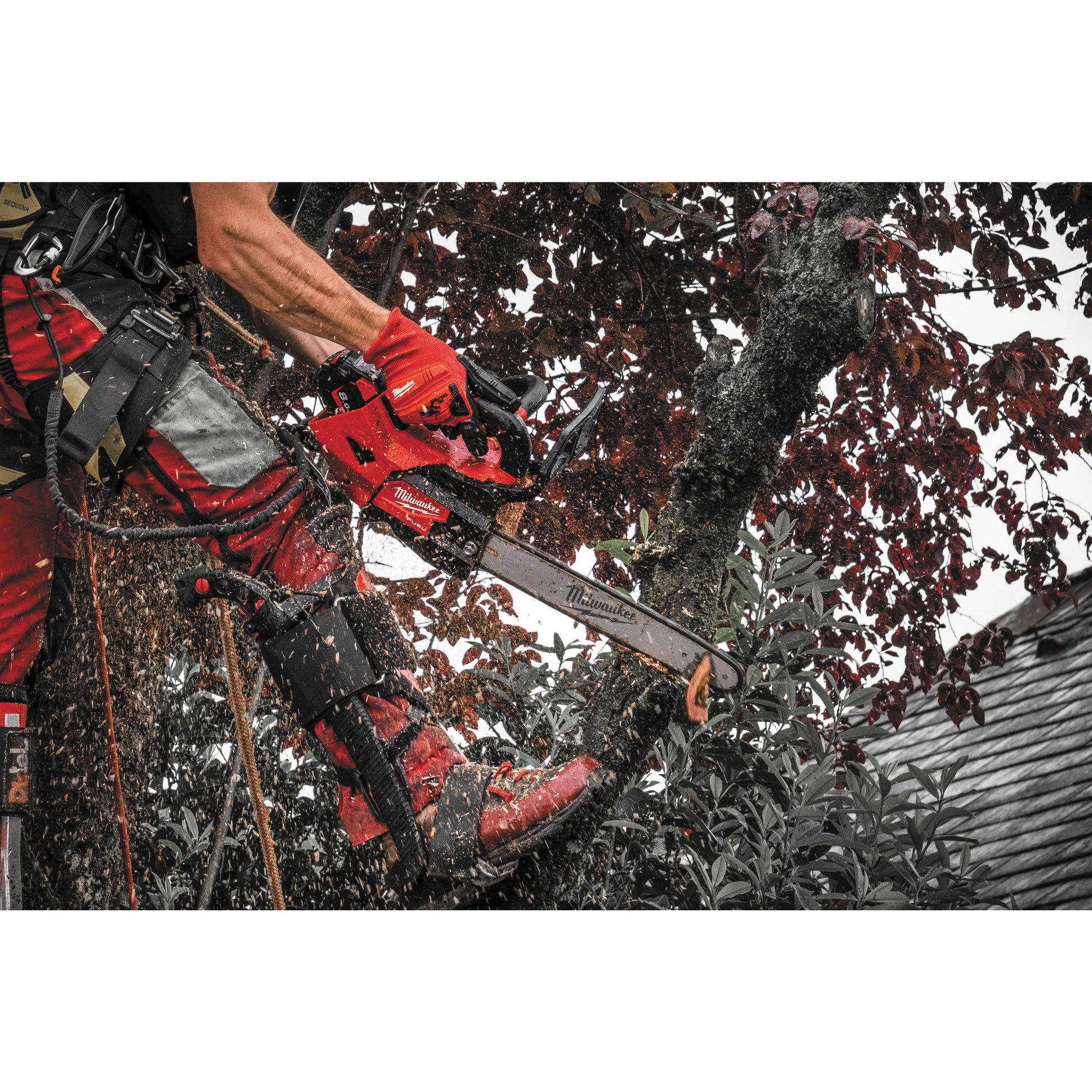Milwaukee Akku-Kettensäge mit Obergriff M18™ FUEL™ - 35 cm in Aktion