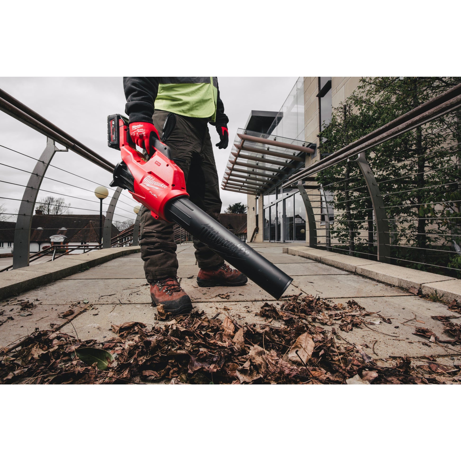 Milwaukee Akku-Laubbläser M18™ FUEL™ in Aktion 2